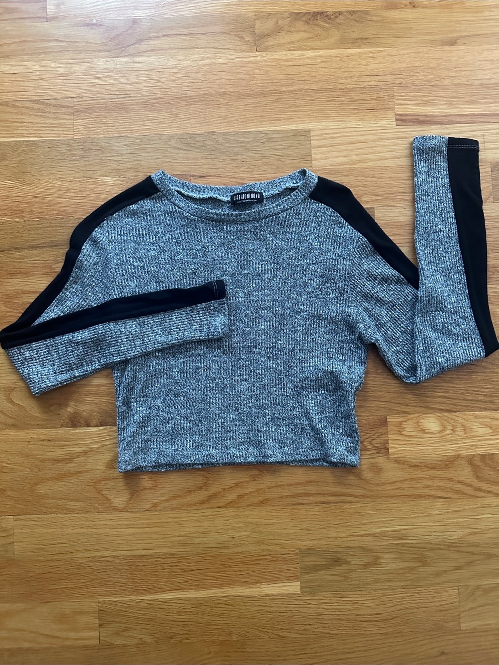Fashion Nova cropped long sleeve gray/black top- size med